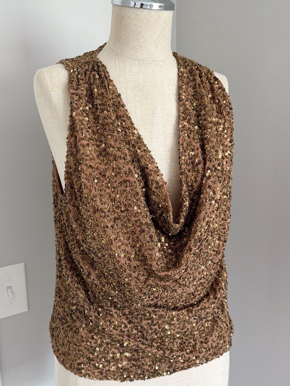 2000s Haute Hippie Women’s XS Gold Sequin Cowl Neck Sleeveless Lined Top